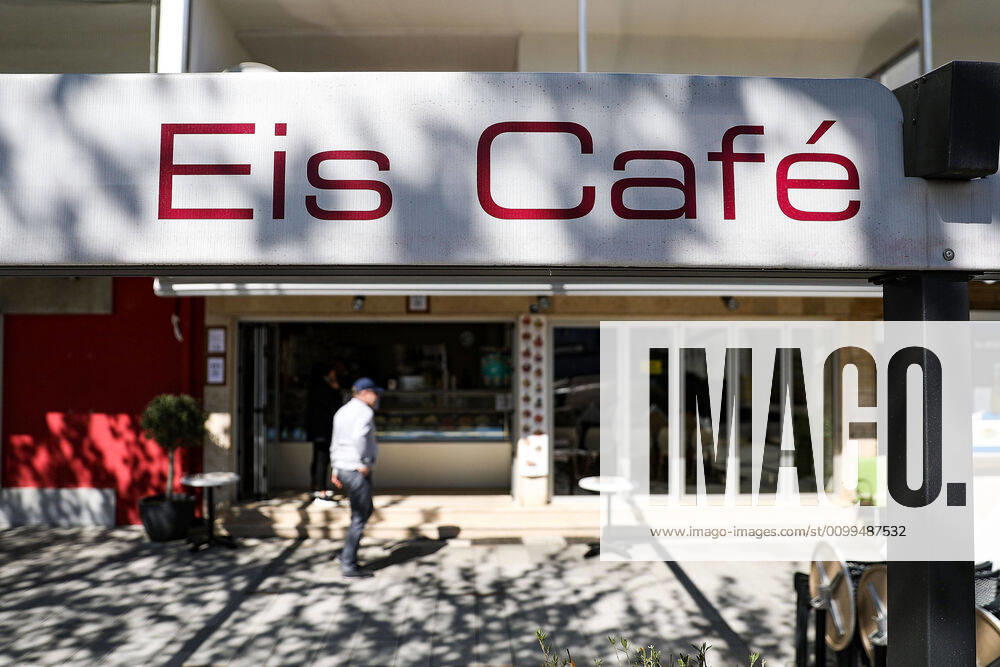 Coronavirus, opening of the first shops of ice cream, cafe, ice cream parlour, customers, to go, ice cream parlour, symbol picture, Langen Hessen Germany DE