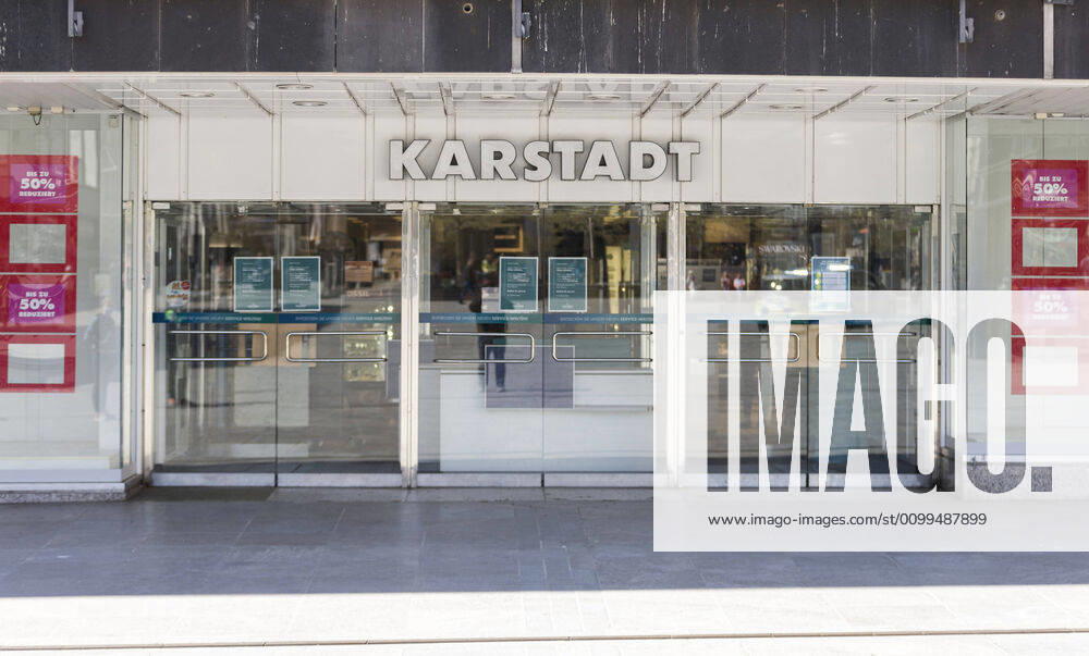 Germany, , , , 20 04 2020, Presse, COVID 19 Germany is slowly rising again Bild In Hesse, shops have reopened, but not in Bavaria This has an effect especially on the East Hessian city of Fulda, which is not far from the Bavarian state border Karstadt still has to keep its branches closed