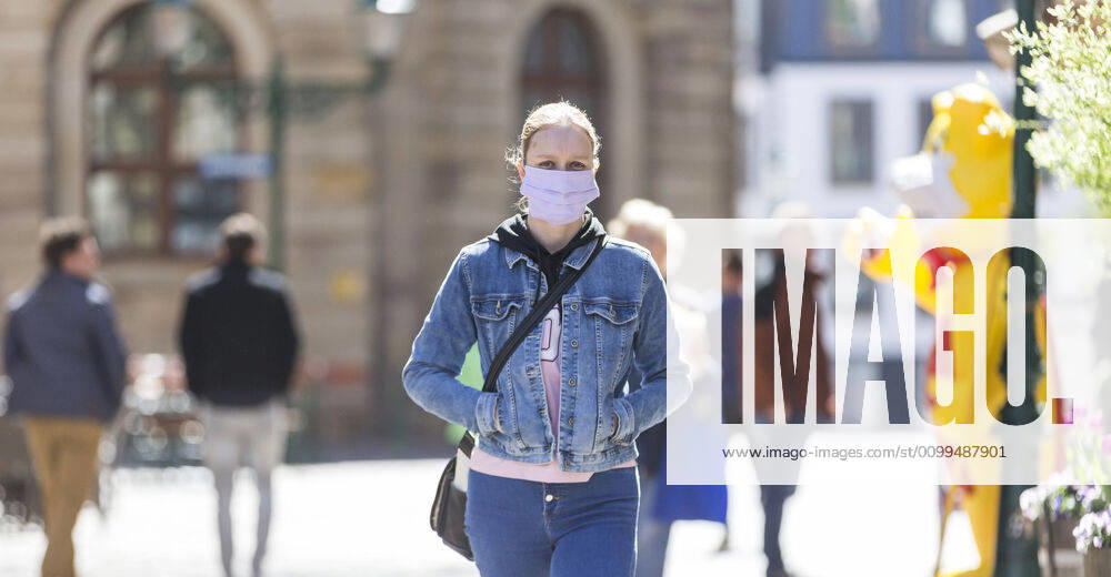 Germany, , , , 20 04 2020, Presse, COVID 19 Germany is slowly rising again Bild In Hesse, shops have reopened, in Bavaria they havent. This has a particular effect on the East Hessian city of Fulda, which is not far from the Bavarian border A woman walks through Fulda wearing a face mask