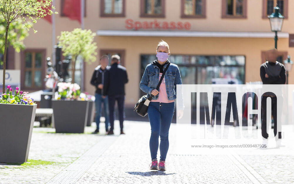 Germany, , , , 20 04 2020, Presse, COVID 19 Germany is slowly rising again Bild In Hesse, shops have reopened, in Bavaria they havent. This has a particular effect on the East Hessian city of Fulda, which is not far from the Bavarian border A woman walks through Fulda wearing a face mask