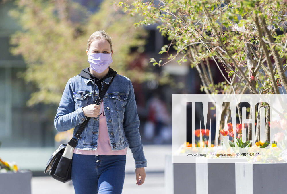 Germany, , , , 20 04 2020, Presse, COVID 19 Germany is slowly rising again Bild In Hesse, shops have reopened, in Bavaria they havent. This has a particular effect on the East Hessian city of Fulda, which is not far from the Bavarian border A woman walks through Fulda wearing a face mask