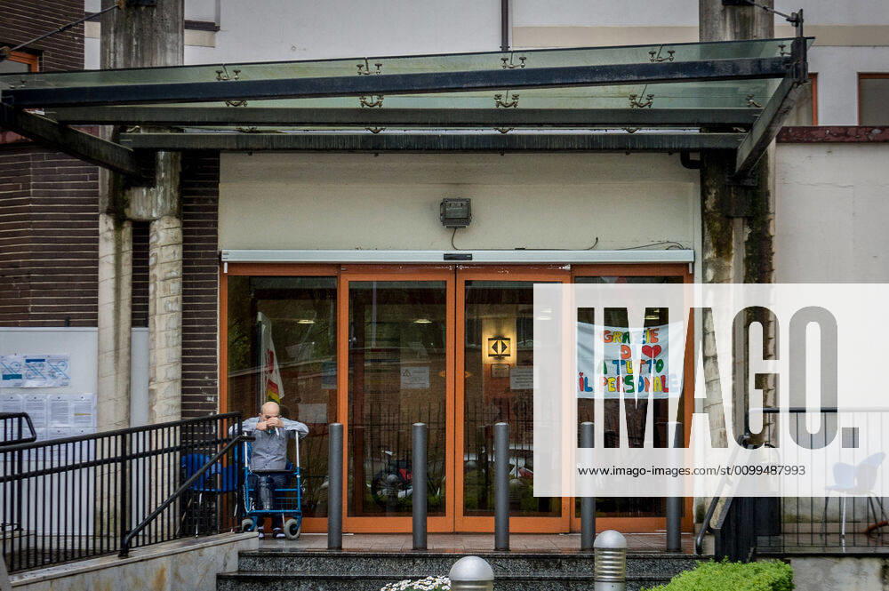 Milan. RSA Virgilio Ferrari Nursing Home for the elderly a gentleman with oxygen cylinder and without mask during the emergency COVID19 Coronavirus (Carlo Cozzoli Fotogramma, Milan - 2020-04-20) p.s. la foto e utilizzabile nel rispetto del contesto in cui e stata scattata, e senza intento diffamatorio del decoro delle persone rappresentate