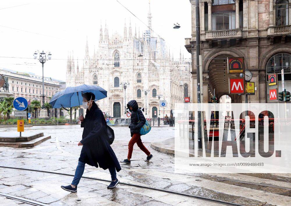 Foto ipp giorgio rossi milano 20 04 2020 prima giornata di pioggia dopo 4 mesi di siccità nella foto persone con con mascherina e ombrello in piazza del duomo 0