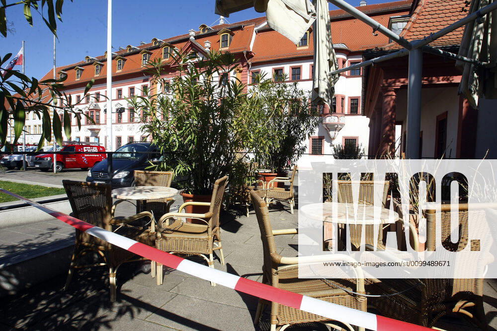 A street café in front of the Thuringian State Chancellery in Erfurt must remain closed due to the corona crisis In some federal states, a relaxation of the regulation for retail shops has been in force since 20 April Restaurant businesses are excluded from this