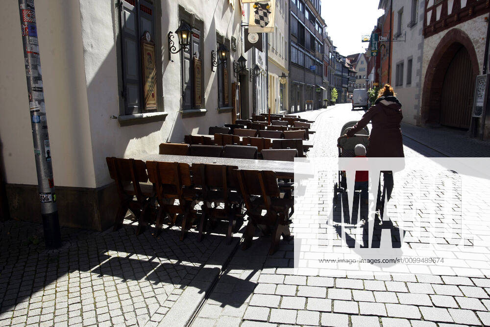 A street restaurant in Erfurts Michaelisstrasse must remain closed due to the corona crisis In some federal states, the regulation has been relaxed for retail shops since 20 April Restaurants are excluded from this