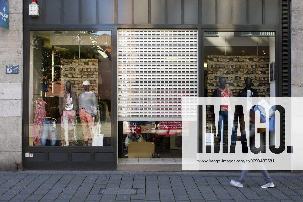 Due to the Corona crisis, shops in Erfurts city centre on the Anger are closed until 24 April, according to a decision by the Thuringian state government In some federal states, the regulation for retail shops has been relaxed since 20 April Restaurant businesses are excluded