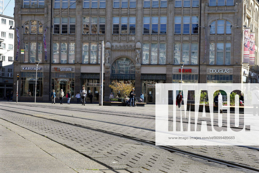 Due to the Corona crisis, shops in Erfurts city centre on the Anger are closed until 24 April, according to a decision by the Thuringian state government In some federal states, the regulation for retail shops has been relaxed since 20 April Restaurant businesses are excluded