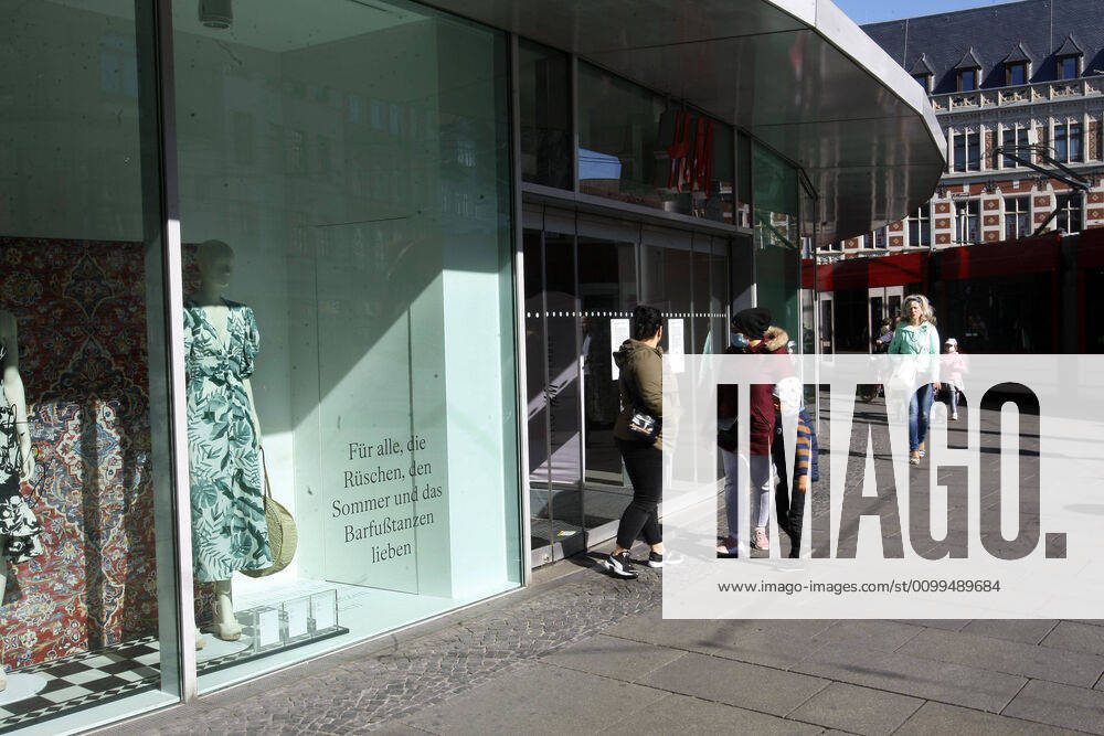 Due to the Corona crisis, shops in Erfurts city centre on the Anger are closed until 24 April, according to a decision by the Thuringian state government In some federal states, the regulation for retail shops has been relaxed since 20 April Restaurant businesses are excluded