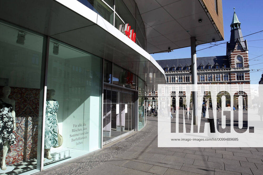 Due to the Corona crisis, shops in Erfurts city centre on the Anger are closed until 24 April, according to a decision by the Thuringian state government In some federal states, the regulation for retail shops has been relaxed since 20 April Restaurant businesses are excluded