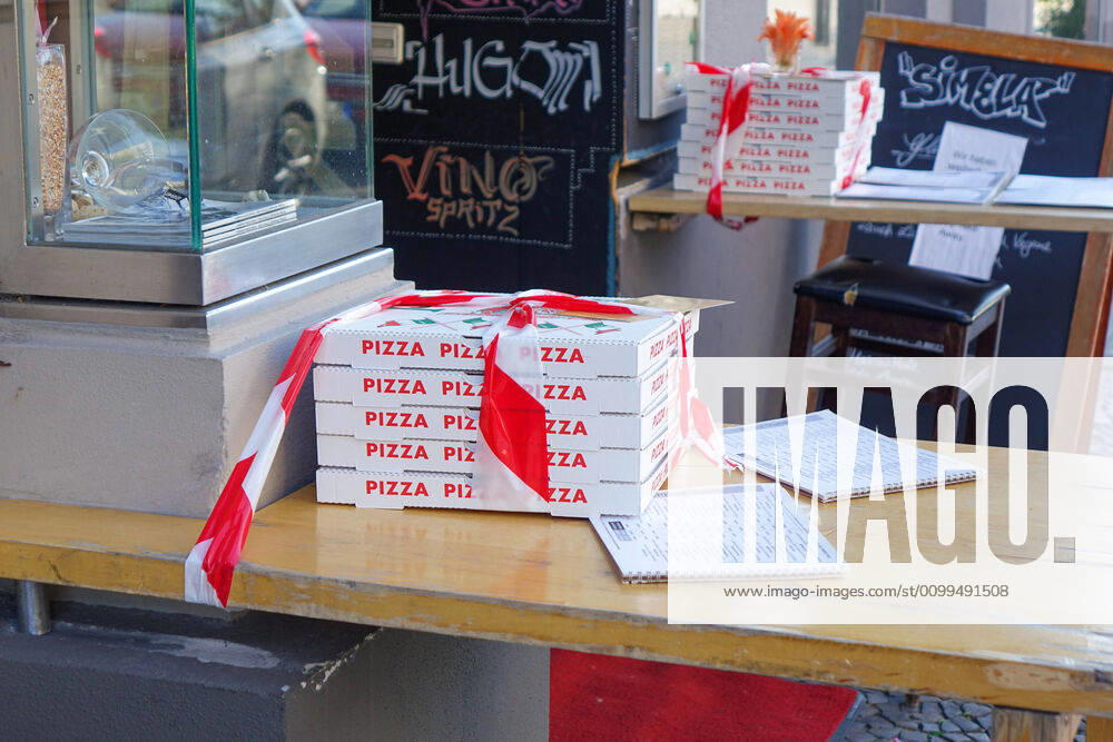 Berlin,Germany,GER,the city at the time of the Corona pandemic Out-of-home sale, Pizza, Seen in Kantstrasse