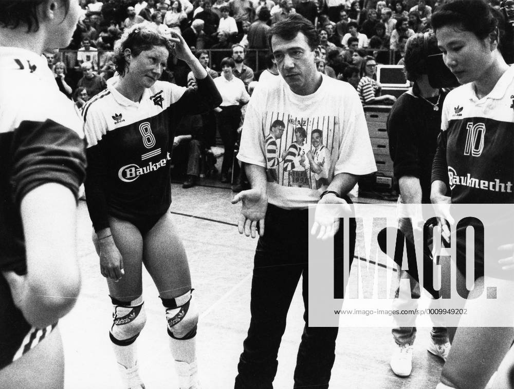 Volleyball Trainer Matthias Eichinger CJD Feuerbach links: Renate Riek