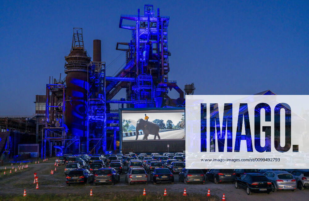 Drive-in cinema Dortmund, against the backdrop of the former blast furnace plant Phoenix West in Dortmund Hörde, temporary film screening, event in compliance with contact restrictions, effects of the corona crisis in Germany