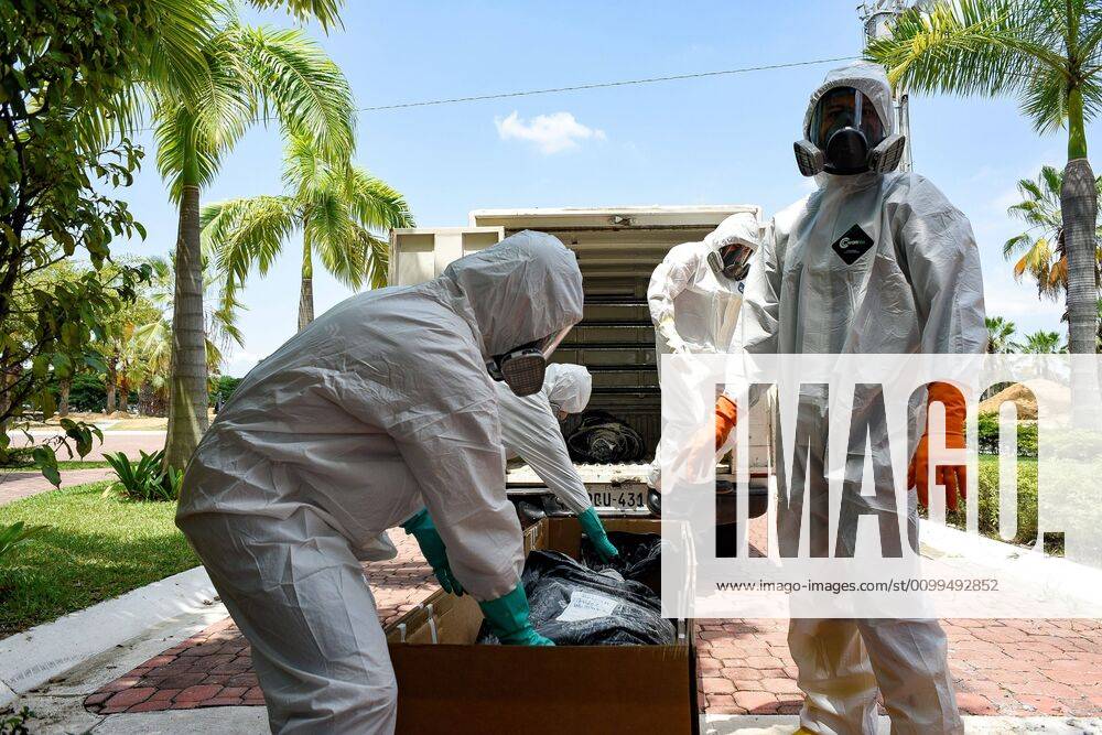 Workers carry a body of a person deceased allegedlgy by COVID-19 in Daule, province of Guayas, Ecuador, 20 April 2020. Ecuador is one of the countries more affected by the coronavirus pandemic. Coronavirus situation in Daule, Ecuador !ACHTUNG: NUR REDAKTIONELLE NUTZUNG!