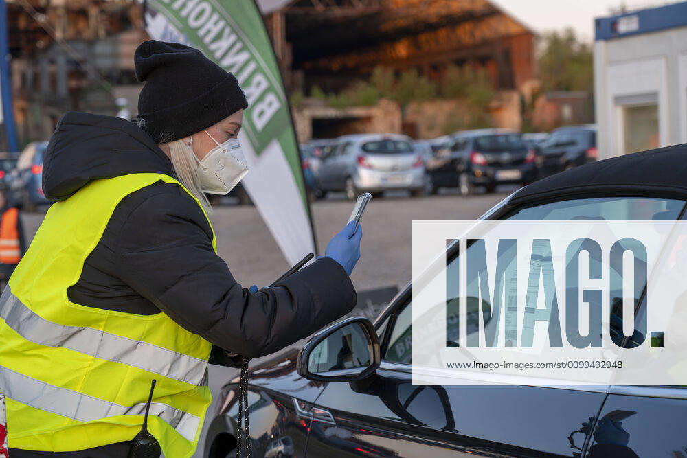 Drive-in cinema Dortmund, against the backdrop of the former blast furnace plant Phoenix West in Dortmund Hörde, temporary film screening, event in compliance with contact restrictions, contactless checking of admission tickets, only bookable online, effects of the corona crisis in Germany,