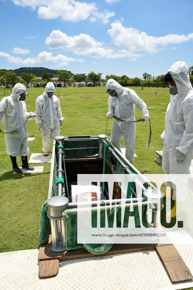 Workers take part in a funeral of a person deceased allegedly by COVID-19 in Daule, province of Guayas, Ecuador, 20 April 2020. EPA- Coronavirus situation in Daule, Ecuador !ACHTUNG: NUR REDAKTIONELLE NUTZUNG!