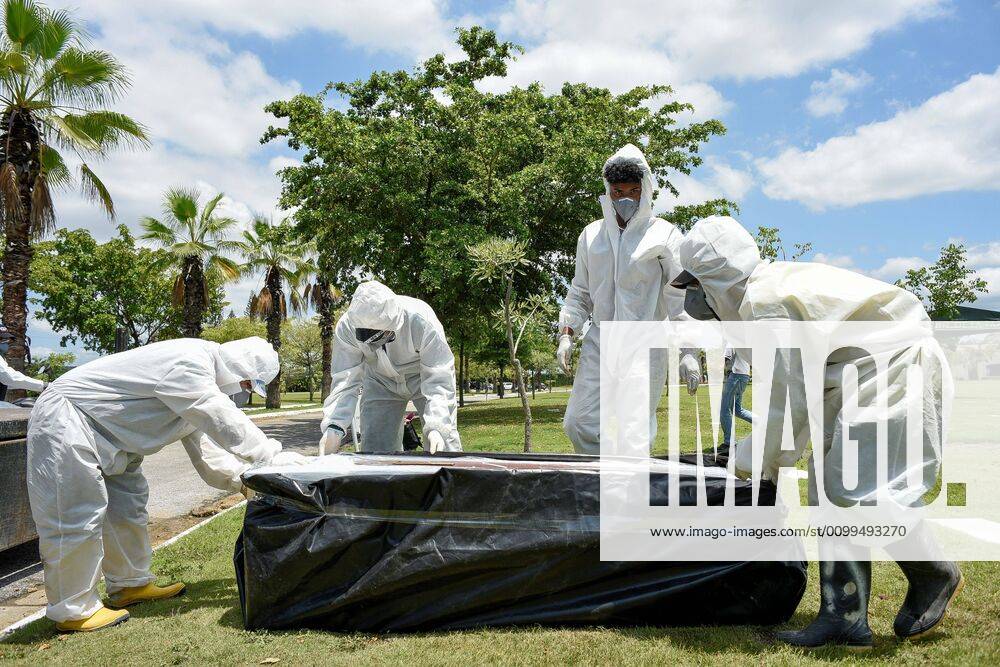 Workers take part in a funeral of a person deceased allegedly by COVID-19 in Daule, province of Guayas, Ecuador, 20 April 2020. Coronavirus situation in Daule, Ecuador !ACHTUNG: NUR REDAKTIONELLE NUTZUNG!