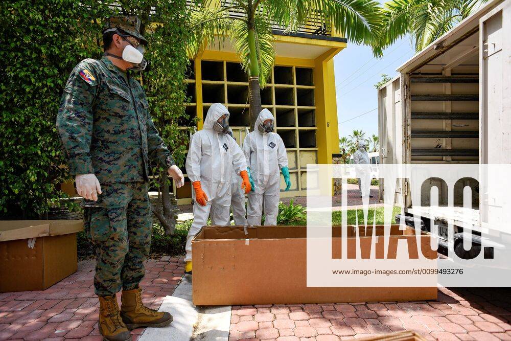 Workers prepara for funerals of persons deceased allegedly by COVID-19 in Daule, province of Guayas, Ecuador, 20 April 2020. Coronavirus situation in Daule, Ecuador !ACHTUNG: NUR REDAKTIONELLE NUTZUNG!