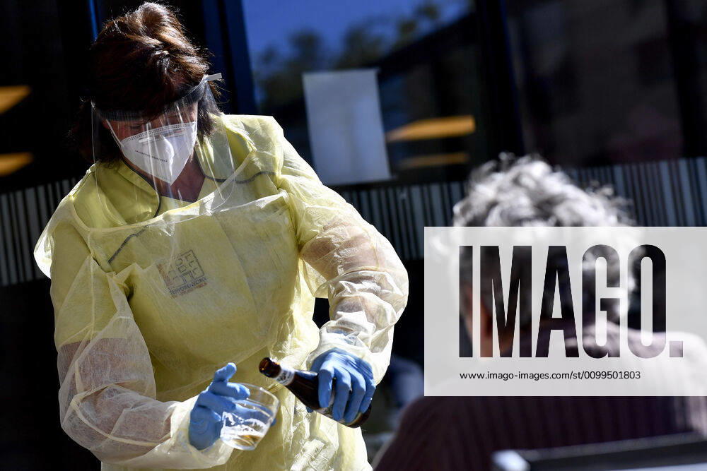 Illustration picture shows nursing staff in a rest home in Deerlijk, Tuesday 21 April 2020. Belgium is in its sixth week of confinement in the ongoing corona virus crisis. The measures announced on March 18th in Belgium to avoid the spread of the Covid-19 will remain active until May 4th. DIRKxWAEM 2496654