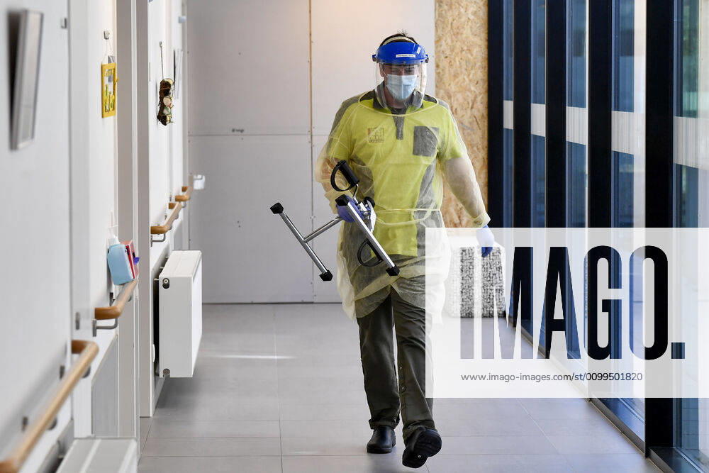Illustration picture shows nursing staff in a rest home in Deerlijk, Tuesday 21 April 2020. Belgium is in its sixth week of confinement in the ongoing corona virus crisis. The measures announced on March 18th in Belgium to avoid the spread of the Covid-19 will remain active until May 4th. DIRKxWAEM 2496668
