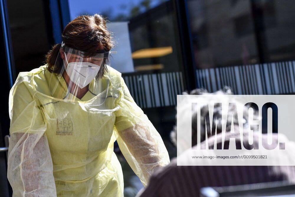 Illustration picture shows nursing staff in a rest home in Deerlijk, Tuesday 21 April 2020. Belgium is in its sixth week of confinement in the ongoing corona virus crisis. The measures announced on March 18th in Belgium to avoid the spread of the Covid-19 will remain active until May 4th. DIRKxWAEM 2496675
