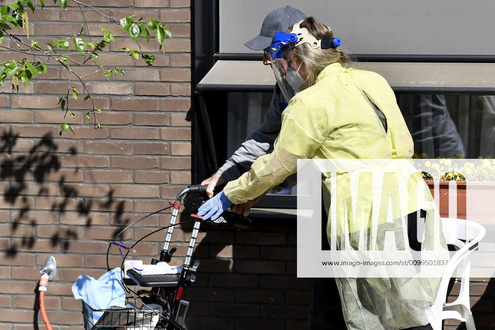 Illustration picture shows nursing staff in a rest home in Deerlijk, Tuesday 21 April 2020. Belgium is in its sixth week of confinement in the ongoing corona virus crisis. The measures announced on March 18th in Belgium to avoid the spread of the Covid-19 will remain active until May 4th. DIRKxWAEM 2496689
