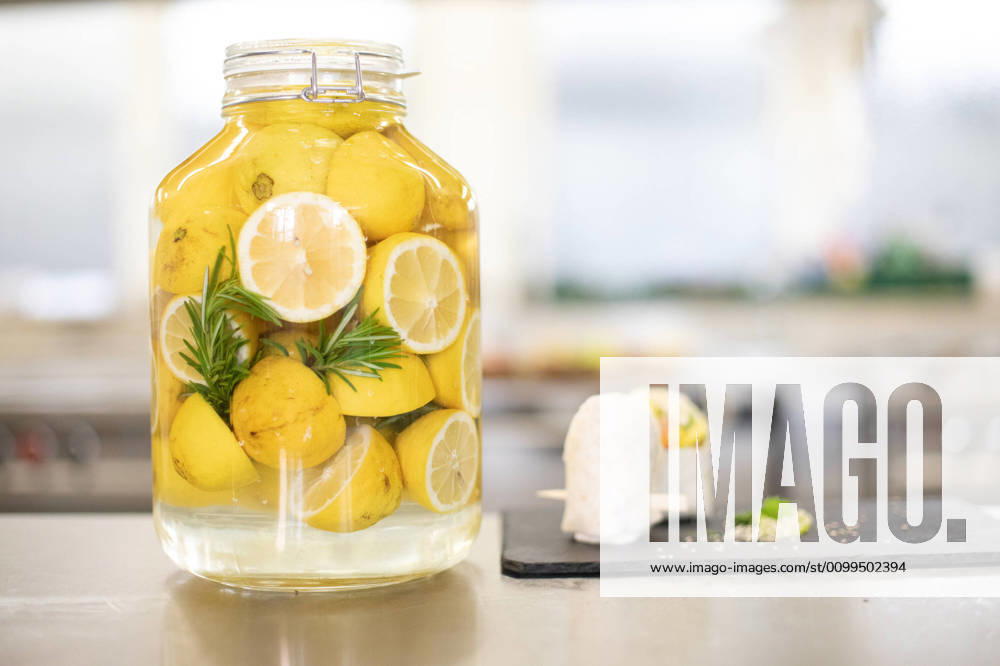 Sliced lemons in a glass Theme picture, symbolic picture, lemon, lemons, 16 04 20 Solingen NRW Germany