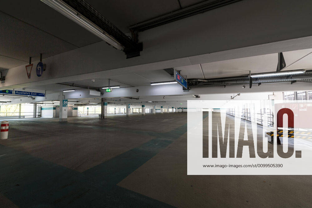 Effects Corona Munich Airport In the picture View Parking garage P20 Level 3 empty no cars cars cars car Munich Airport Munich Bavaria Bavaria Germany