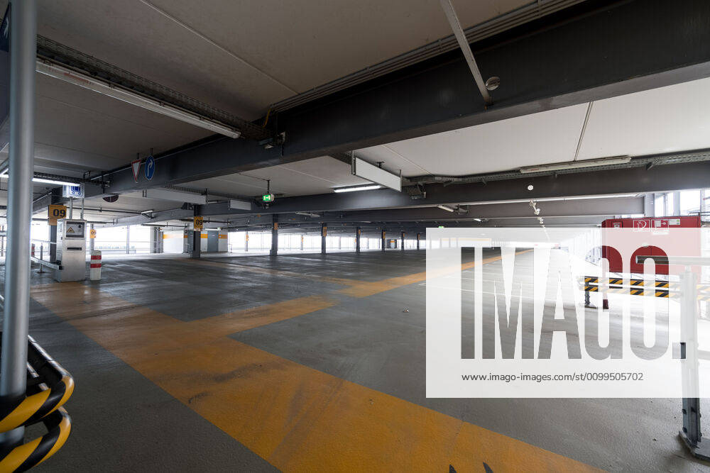 Effects Corona Munich Airport In the picture Parking garage P20 empty leave level 8 no car car vehicle Munich Airport Munich Bavaria Germany