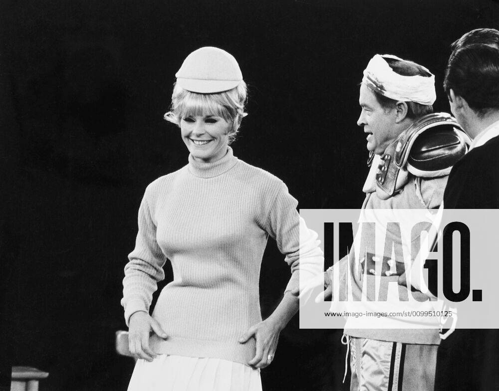 THE BOB HOPE SHOW, Elke Sommer (left), Bob Hope (center), (aired Nov. 29 1967). !ACHTUNG AUFNAHMEDATUM GESCHÄTZT! PUBLICATIONXNOTxINxCANxCHNxFRAxITAxJPNxNORxPOLxRUSxESPxUKxUSA