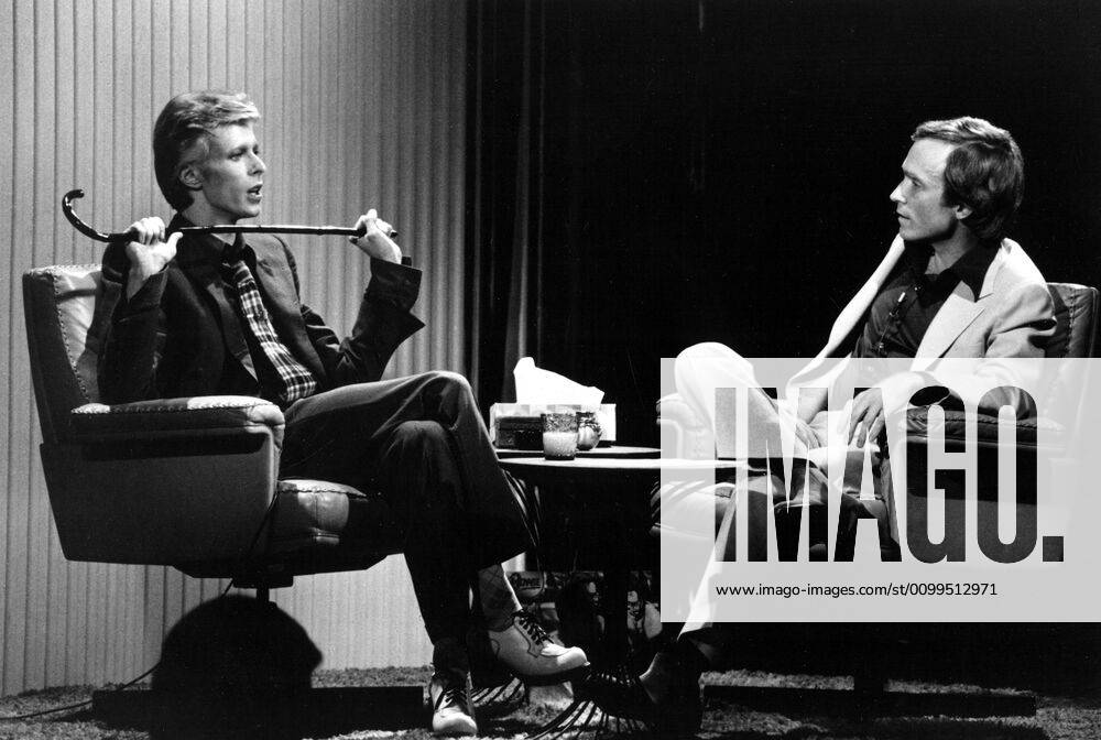 WIDE WORLD SPECIAL - DICK CAVETT SHOW, David Bowie, Dick Cavett, 1974 Courtesy Everett Collection !ACHTUNG AUFNAHMEDATUM GESCHÃ„TZT! PUBLICATIONXNOTxINxCANxCHNxFRAxITAxJPNxNORxPOLxRUSxESPxUKxUSA