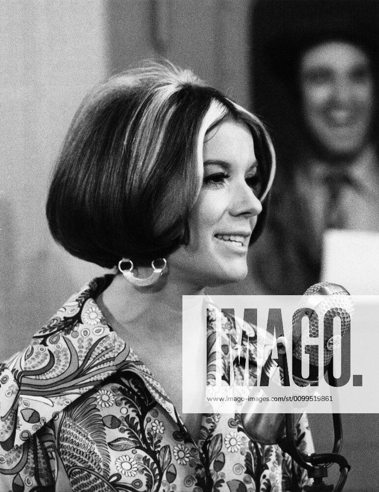THE JIM NABORS HOUR, Vikki Carr, Jim Nabors (background), (episode aired January 29, 1970), 1969-71 Courtesy Everett Collection !ACHTUNG AUFNAHMEDATUM GESCHÃ„TZT! PUBLICATIONXNOTxINxCANxCHNxFRAxITAxJPNxNORxPOLxRUSxESPxUKxUSA