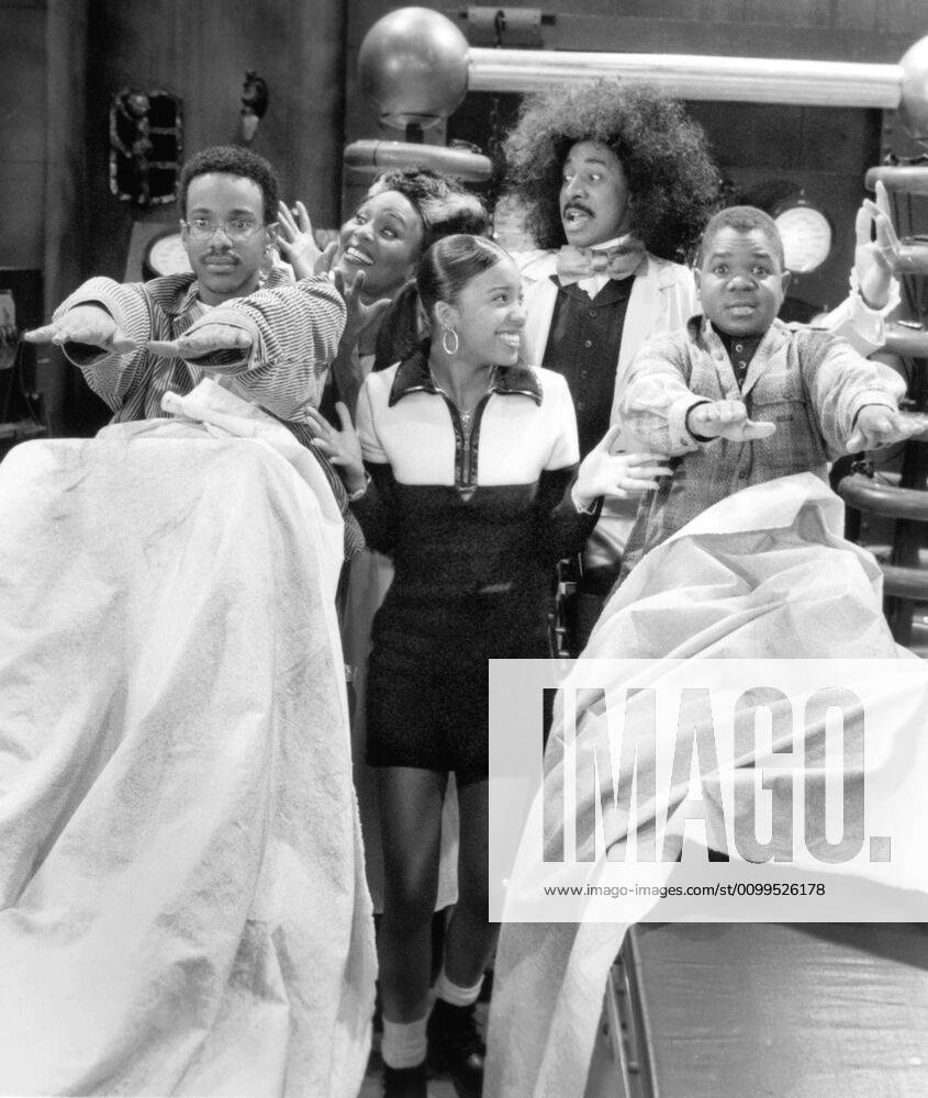 THE PARENT HOOD, (from left): Tevin Campbell, Suzzane Douglas, Reagan Gomez-Preston, Robert Townsend, Gary Coleman, Rappin It Up , (Season 3, aired May 18, 1997), 1995-99. Warner Bros. Television Courtesy: Everett Collection Warner Bros Courtesy Everett Collection !ACHTUNG AUFNAHMEDATUM GESCHÄTZT! PUBLICATIONXNOTxINxCANxCHNxFRAxITAxJPNxNORxPOLxRUSxESPxUKxUSA