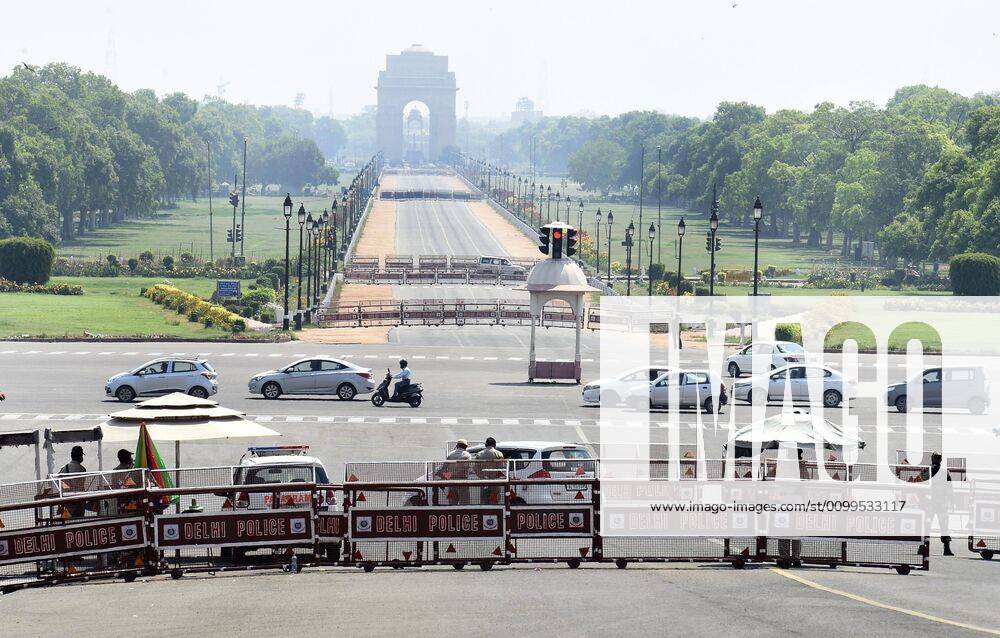 Traffic seen at Rajpath during lockdown, on April 21, 2020 in New Delhi, India. (Photo by Arvind Yadav Hindustan Times) Nationwide Lockdown In India To Curb Spread Of Coronavirus Covid-19 Pandemic