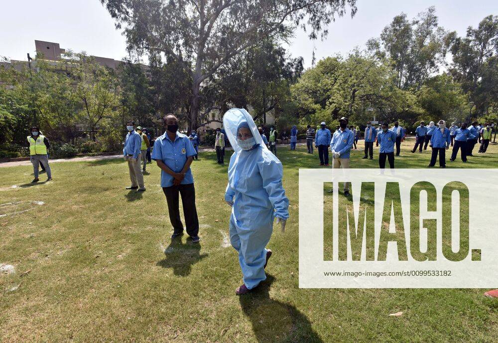A cleaning staff seen in PPE kit distributed by Defence Colony welfare groups in association with SDMC during lockdown, at Defence Colony, on April 21, 2020 in New Delhi, India. (Photo by Sanjeev Verma Hindustan Times) PPE Kits Distributed To SDMC Sanitation Staff