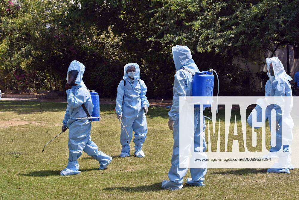 Cleaning staff seen in PPE kit distributed by Defence Colony welfare groups in association with SDMC during lockdown, at Defence Colony, on April 21, 2020 in New Delhi, India. (Photo by Sanjeev Verma Hindustan Times) PPE Kits Distributed To SDMC Sanitation Staff