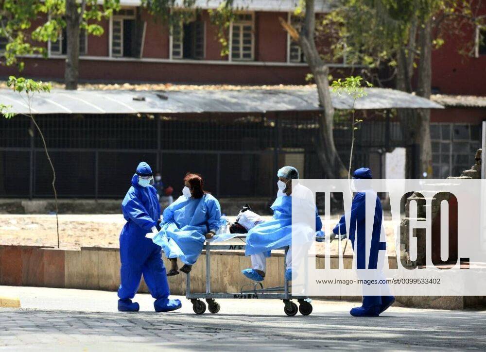 An elderly couple seen at LNJP hospital after they were discharged following their completion of quarantine period and COVID-19 tests, on April 21, 2020 in New Delhi, India. They were brought in the hospital due to suspicion of COVID-19 infection after the Jamaat congregation at Nizamuddin. (Photo by Sonu Mehta Hindustan Times) Tablighi Jamaat Members Discharged From LNJP Hospital After Completion Of Quarantine Period