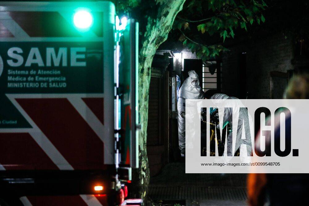 Medical personnel transfer an elderly man who tested positive for coronavirus after 20 cases were discovered in a nursing home in the Belgrano neighborhood in the City of Buenos Aires, Argentina, 21 April 2020. Argentina confirmed 112 new cases of COVID-19 on Tuesday, so the positives in the country reached 3,144, while 9 deaths in the last 24 hours brought the total deaths to 151, official sources reported. EFE Juan Ignacio Roncoroni Argentina adds 112 cases and 9 deaths from coronavirus, reaching 151 deaths !ACHTUNG: NUR REDAKTIONELLE NUTZUNG!