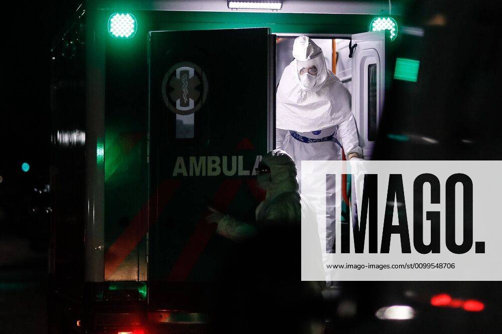 Medical personnel transfer an elderly man who tested positive for coronavirus after 20 cases were discovered in a nursing home in the Belgrano neighborhood in the City of Buenos Aires, Argentina, 21 April 2020. Argentina confirmed 112 new cases of COVID-19 on Tuesday, so the positives in the country reached 3,144, while 9 deaths in the last 24 hours brought the total deaths to 151, official sources reported. EFE Juan Ignacio Roncoroni Argentina adds 112 cases and 9 deaths from coronavirus, reaching 151 deaths !ACHTUNG: NUR REDAKTIONELLE NUTZUNG!