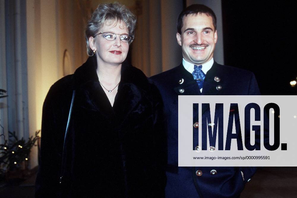 Georg Hackl (Deutschland) mit seiner Lebensgefährtin Margit Rennrodeln Herren Rodeln 1998, Rennschlitten, Rennschlittensport Gruppe