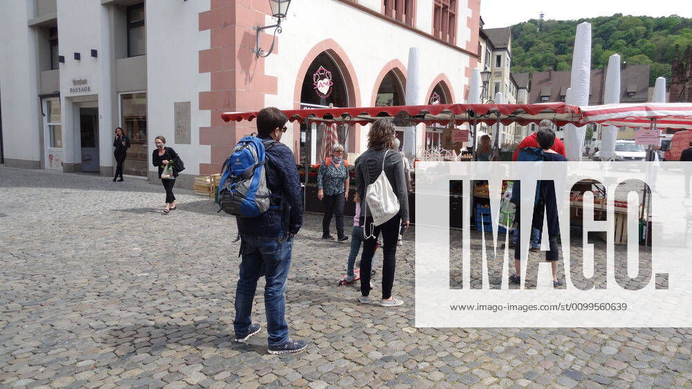 Freiburg Themed picture Medicine Keeping a distance is still the top priority, like here at a market stand on the Münsterplatz in Freiburg The long and silent way back to everyday life Like here in Freiburg, life is starting to pulsate again Themed picture Medicine Coronavirus