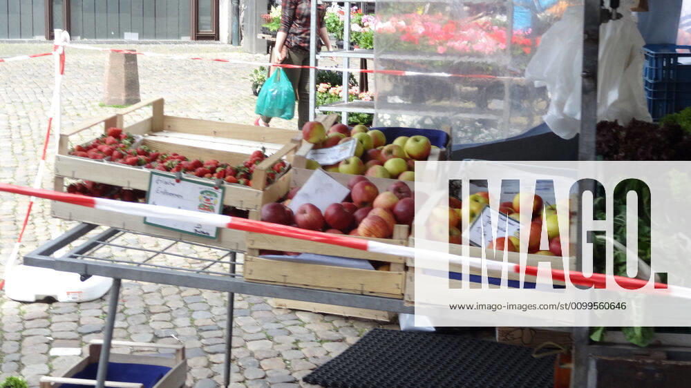 Freiburg Themed picture Medicine Keeping a distance A fruit and vegetable stand at the Freiburg Cathedral Market is closed off with a tracing tape The long and silent way back to everyday life Like here in Freiburg, life begins to pulsate again Themed picture Medicine Coronavirus