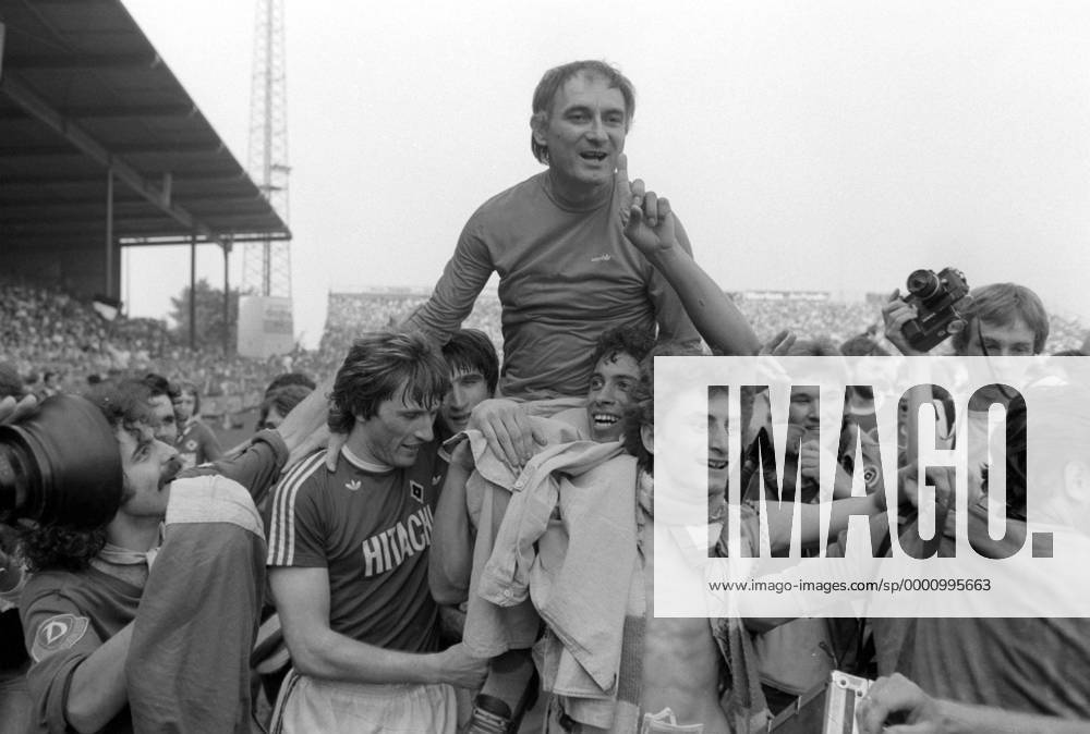 Trainer Branko Zebec (oben) wird von seinen Spielern auf Schultern getragen, v.li.: Manfred Kaltz, Ivan Buljan und William Hartwig (alle HSV) Fußball 1. BL Herren Saison 1978 1979, Bielefeld - Hamburger SV 0:0, Hamburg Gruppe Branco Bielefeld