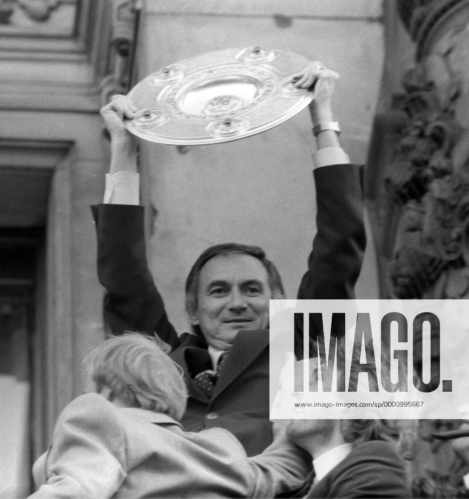 Trainer Branko Zebec (HSV) präsentiert auf dem Rathausbalkon die Meisterschale Fußball 1. BL Herren Saison 1978 1979, Hamburger SV, Rathaus, Balkon, Einzelbild Branco Hamburg Begeisterung, Freude,