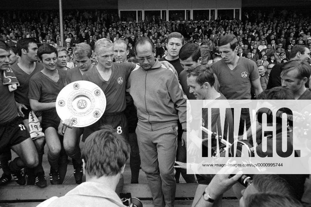 Fußball, 1. FC Nürnberg, Deutscher Meister 1968 Trainer Max Merkel (Mitte, Nürnberg) und einer seiner Schützlinge mit der Meisterschale Fußball 1. BL Herren Saison 1967 1968, München - 1. FC Nürnberg 0:2 Gruppe München