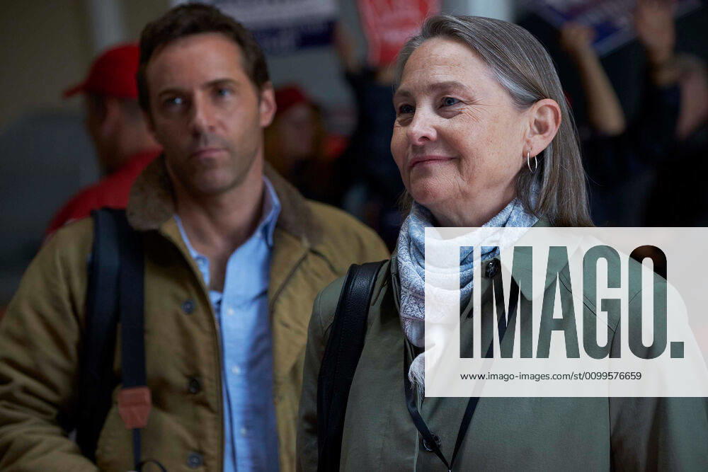 CHIMERICA, from left: Alessandro Nivola, Cherry Jones, Kodak Ergo Sum , (Season 1, ep. 101, aired in UK on April 17, 2019). photo: Channel 4 Playground Courtesy: Everett Collection !ACHTUNG AUFNAHMEDATUM GESCHÄTZT! PUBLICATIONXNOTxINxCANxCHNxFRAxITAxJPNxNORxPOLxRUSxESPxUKxUSA