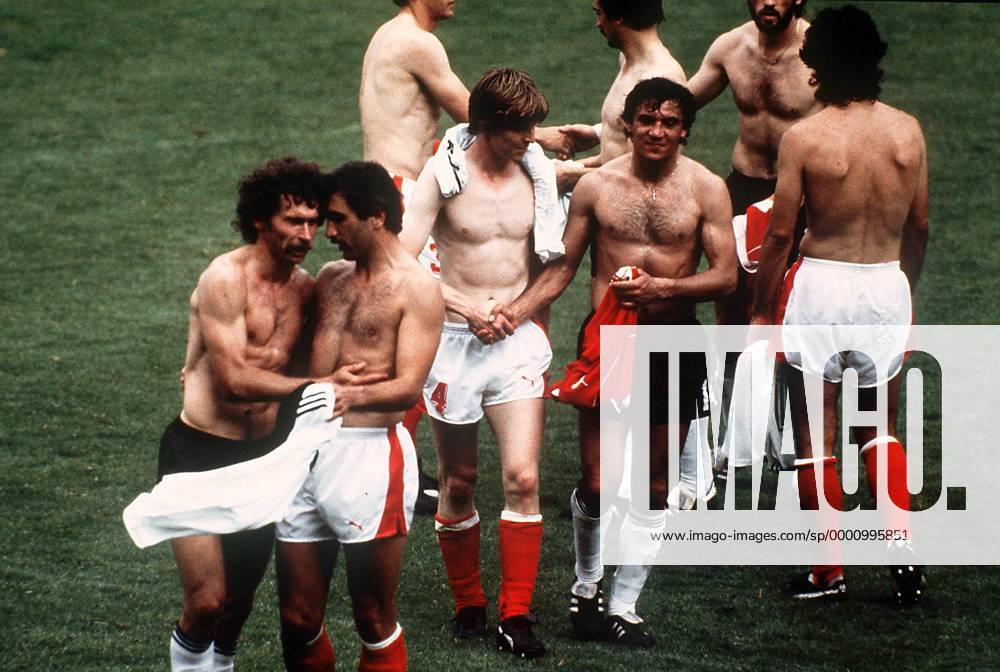 IMAGO Iconic Moments, Fußball Trikottausch der Akteure nach dem Skandalspiel von Gijon - v. li.: Paul Breitner (Deutschland), Hans Krankl, Josef Degeorgi (beide Österreich) und Felix Magath Fußball WM Herren Weltmeisterschaft 1982, Länderspiel, Gruppenspiel, Gruppe 2, Nationalmannschaft, Nationalteam Gruppe Spielabsprache, unsportlich, Unsportlichkeit