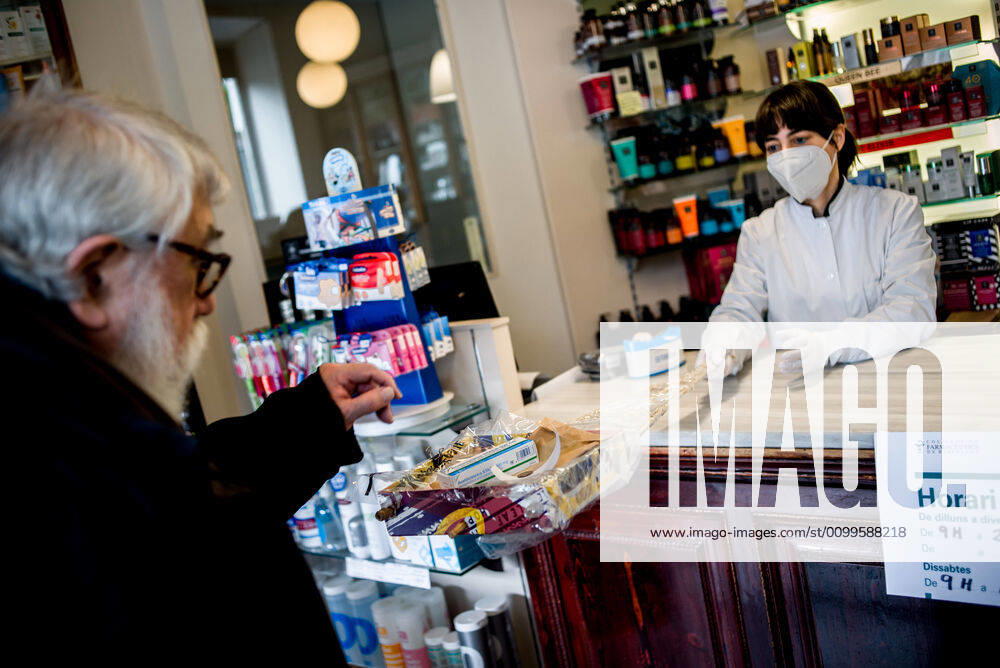 In Barcelona a pharmacist use a makeshift shovel to keep the safety distance while delivering medication to a customer. Spain will begin deescalation of coronavirus measures without knowing the incidence of the epidemic, coronavirus deaths stabilize with 435 in the past 24 hours. Barcelona Spain - ZUMAb137 20200422_zap_b137_002