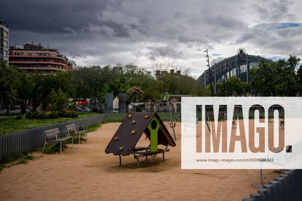 An empty playground in Barcelona, city s parks and gardens remain closed to try to stop the spread of the coronavirus. Spain will begin deescalation of coronavirus measures without knowing the incidence of the epidemic, coronavirus deaths stabilize with 435 in the past 24 hours. Barcelona Spain - ZUMAb137 20200422_zap_b137_007