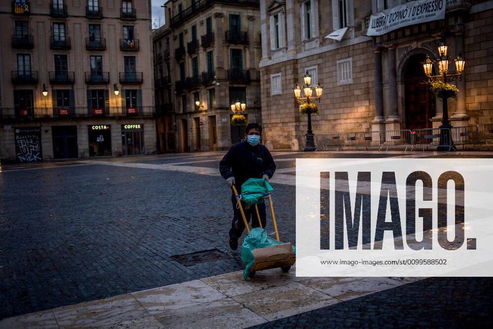 A man pushes a wheelbarrow early in the morning in Barcelona. Spain will begin deescalation of coronavirus measures without knowing the incidence of the epidemic, coronavirus deaths stabilize with 435 in the past 24 hours. Barcelona Spain - ZUMAb137 20200422_zap_b137_018