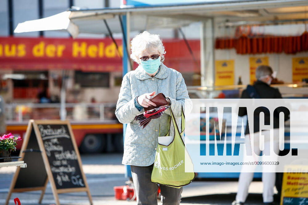 Mandatory masks in Wolfsburg, a senior citizen with a mask at the weekly market The city of Wolfsburg has introduced mandatory masks on local public transport, in public buildings and shops as of this week Every passenger or visitor must cover their mouth and nose with a mask There, every passenger or visitor must cover their mouth and nose with a mask Symbol photo, symbol image, risk group, senior citizens, protective m